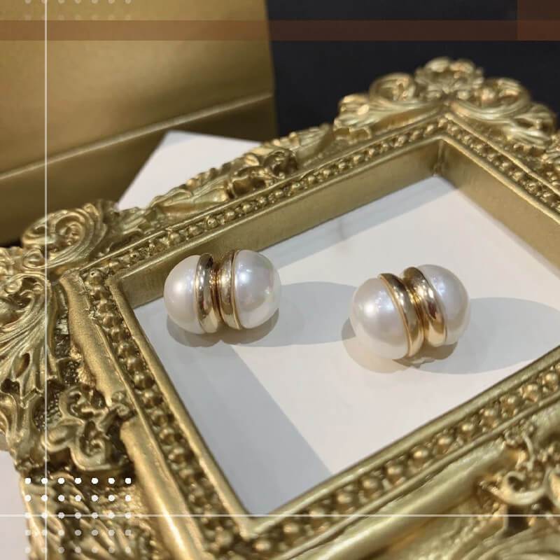 Pearl magnetic stud earrings