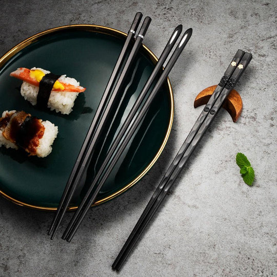 Black chopsticks detail tips