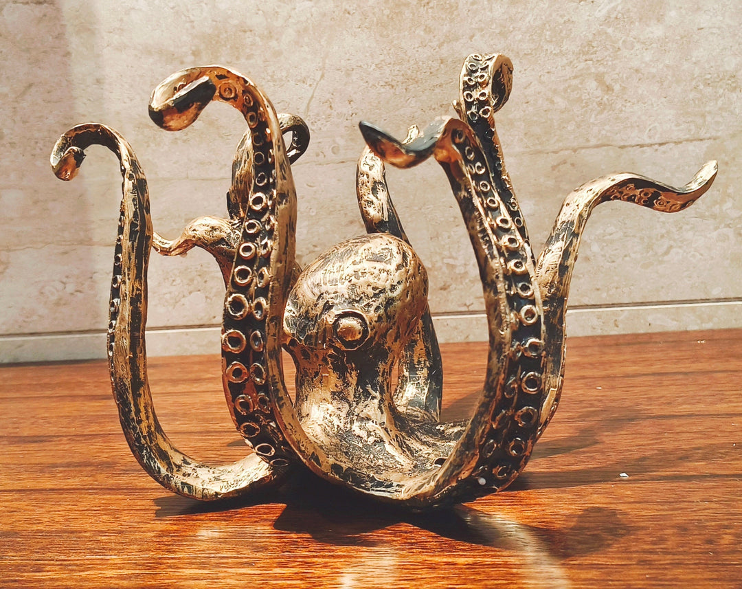 Sculptural octopus mug stand front view