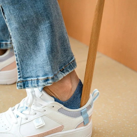 Shoehorn in use