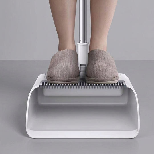 Durable dustpan tested by standing